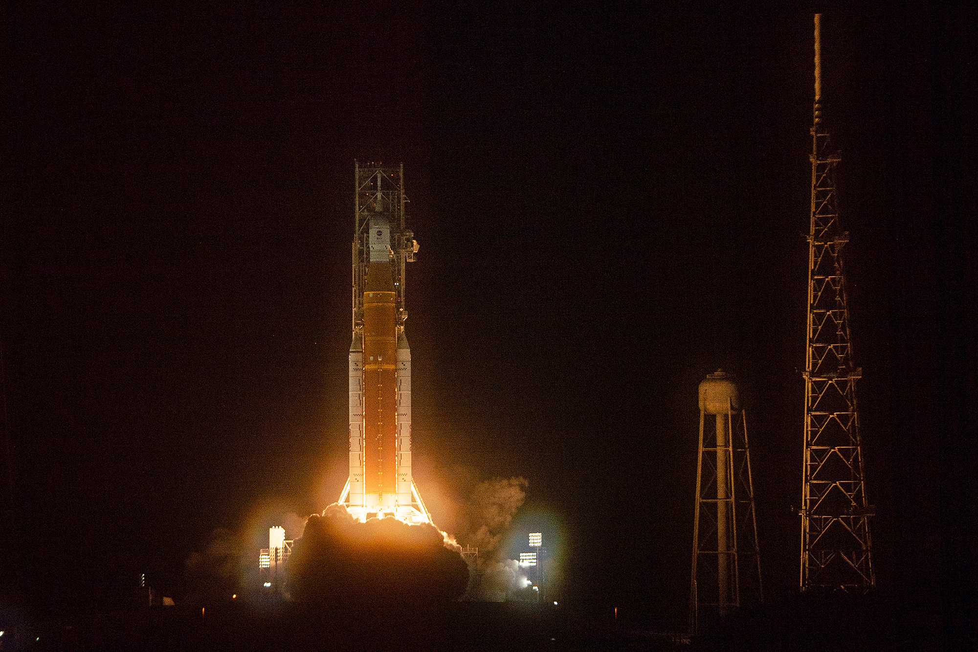 Die unbemannte Mondrakete Artemis I beim Start vom Kennedy Space Center der NASA in Cape Canaveral, Florida, am 16. November 2022 (Bild: Jim Watson/AFP)