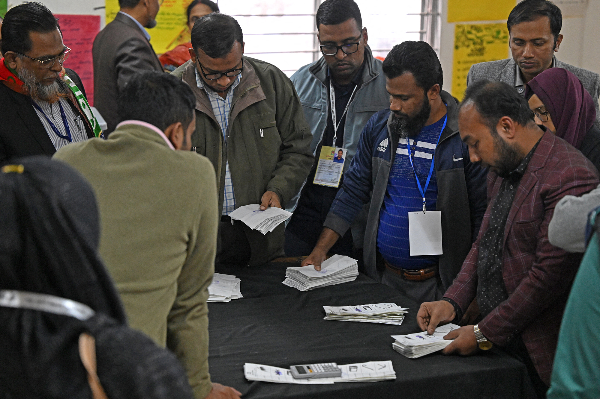 Wahlbeamte zählen die Stimmzettel in einer Wahlkabine in der bangladeschischen Stadt Dhaka (Bild: Munir Uz Zaman/AFP)