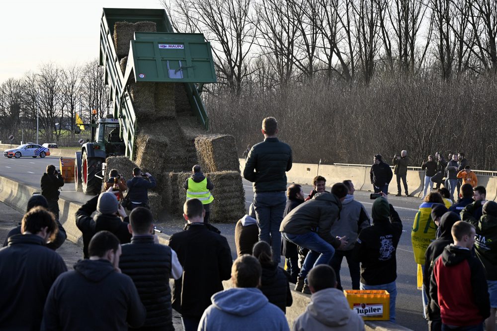 Bauernproteste am Autobahnkreuz Daussoulx (Bild: Eric Lalmand/Belga)