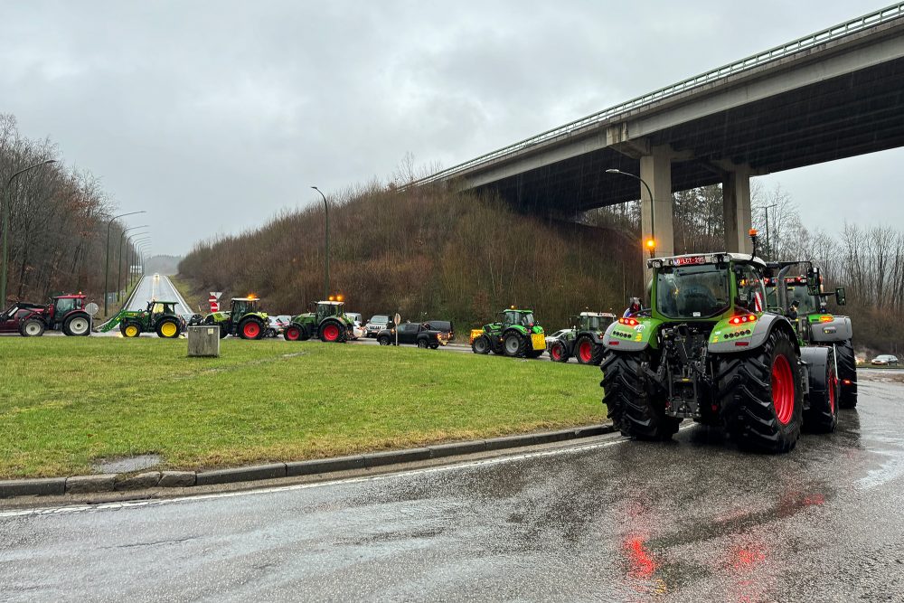 Bauernproteste: Der Traktorkorso startet am Kreisverkehr der Autobahnauffahrt Malmedy (Bild: Lena Orban/BRF)