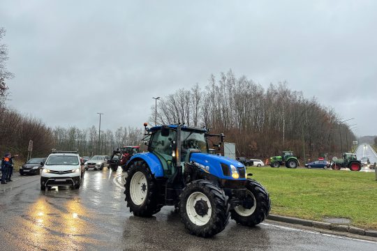 Bauernproteste: Der Traktorkorso startet am Kreisverkehr der Autobahnauffahrt Malmedy (Bild: Lena Orban/BRF)