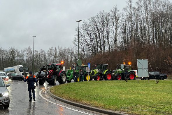 Bauernproteste: Der Traktorkorso startet am Kreisverkehr der Autobahnauffahrt Malmedy (Bild: Lena Orban/BRF)