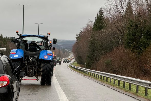 Bauernproteste: Der Traktorkorso auf der Autobahn E42 (Bild: Lena Orban/BRF)