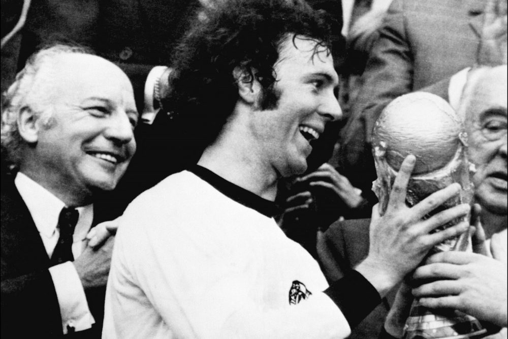 Beckenbauer mit dem WM-Pokal 1974 (Bild: AFP)