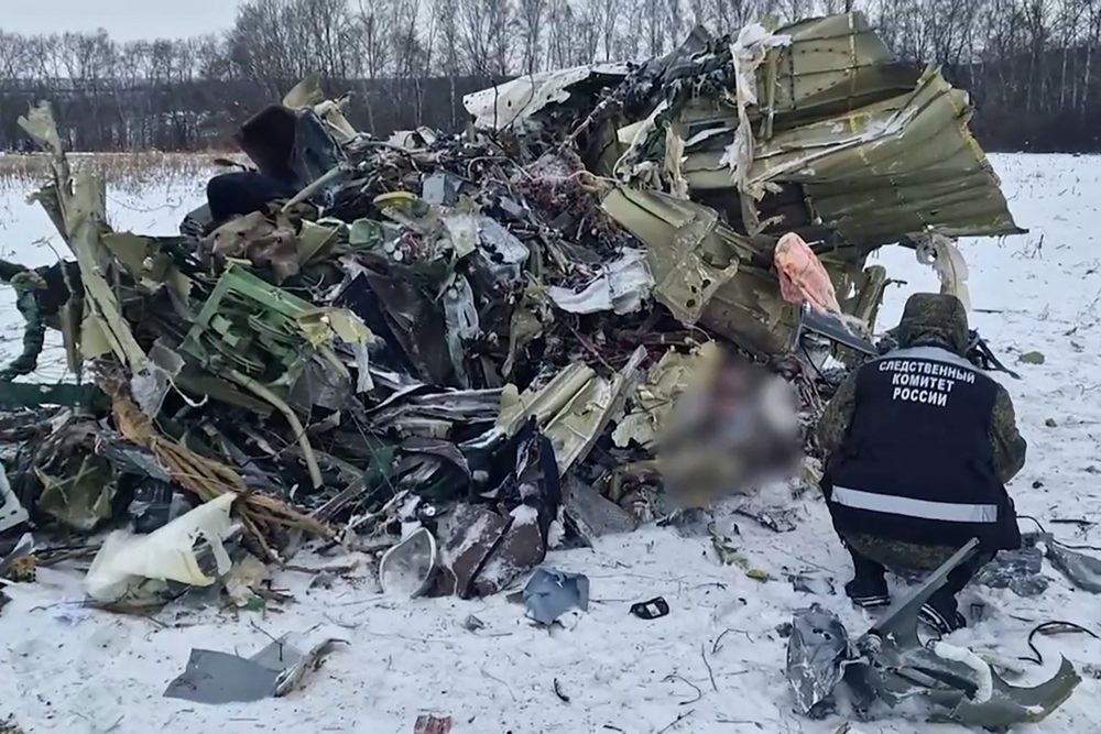 Trümmerteile des abgestürzten russischen Militärflugzeugs bei Belgorod (Bild: Handout/Russian Investigative Committee/AFP)