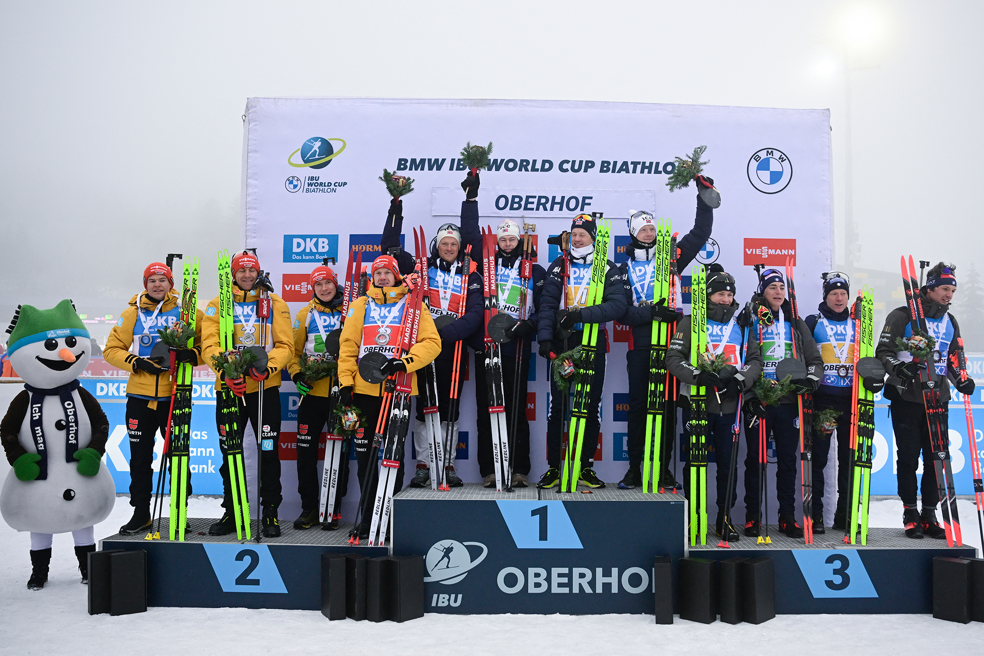 Das Podium der 4x 7,5km-Staffel der Männer beim IBU Biathlon World Cup in Oberhof (Bild: Tobias Schwarz/AFP)