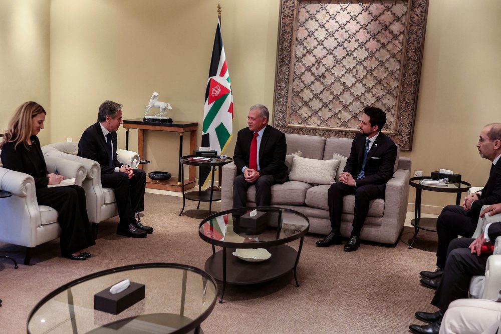 Der jordanische König Abdullah II. beim Empfang des US-Außenministers Antony Blinken in Amman (Bild: Jordanian Royal Palace/AFP)