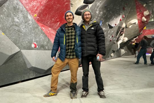 Micha Vanhout und Tobias Hagen, Geschäftsführer der Boulder-Halle Campus Aachen (Bild: Christophe Ramjoie/BRF)