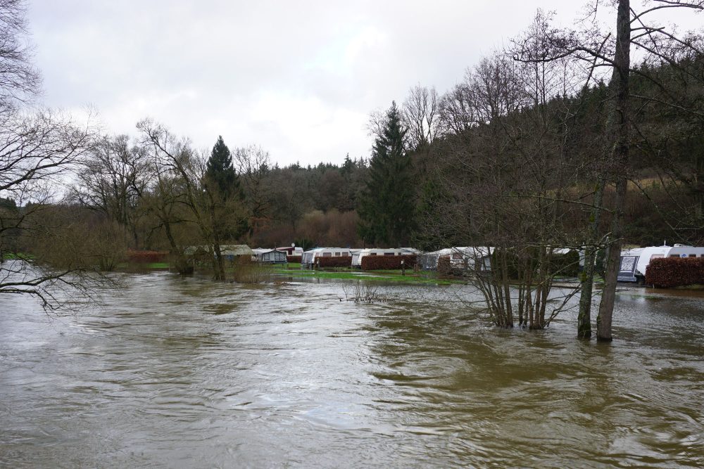 Die Our am Campingplatz in Ouren am 4. Januar (Bild: Stephan Pesch/BRF)