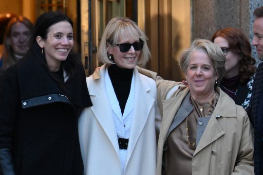 E. Jean Carroll (Mitte) nach der Urteilsverkündung (Bild: Angela Weiss/AFP)