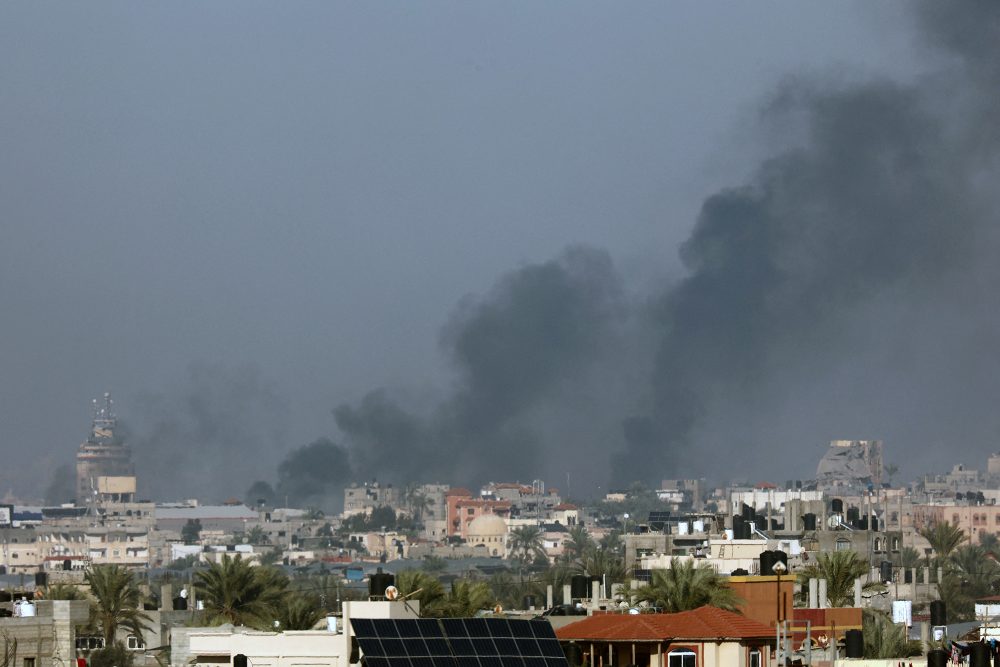 Rauch über Chan Junis im Süden des Gazastreifens am Montag (Bild: AFP)