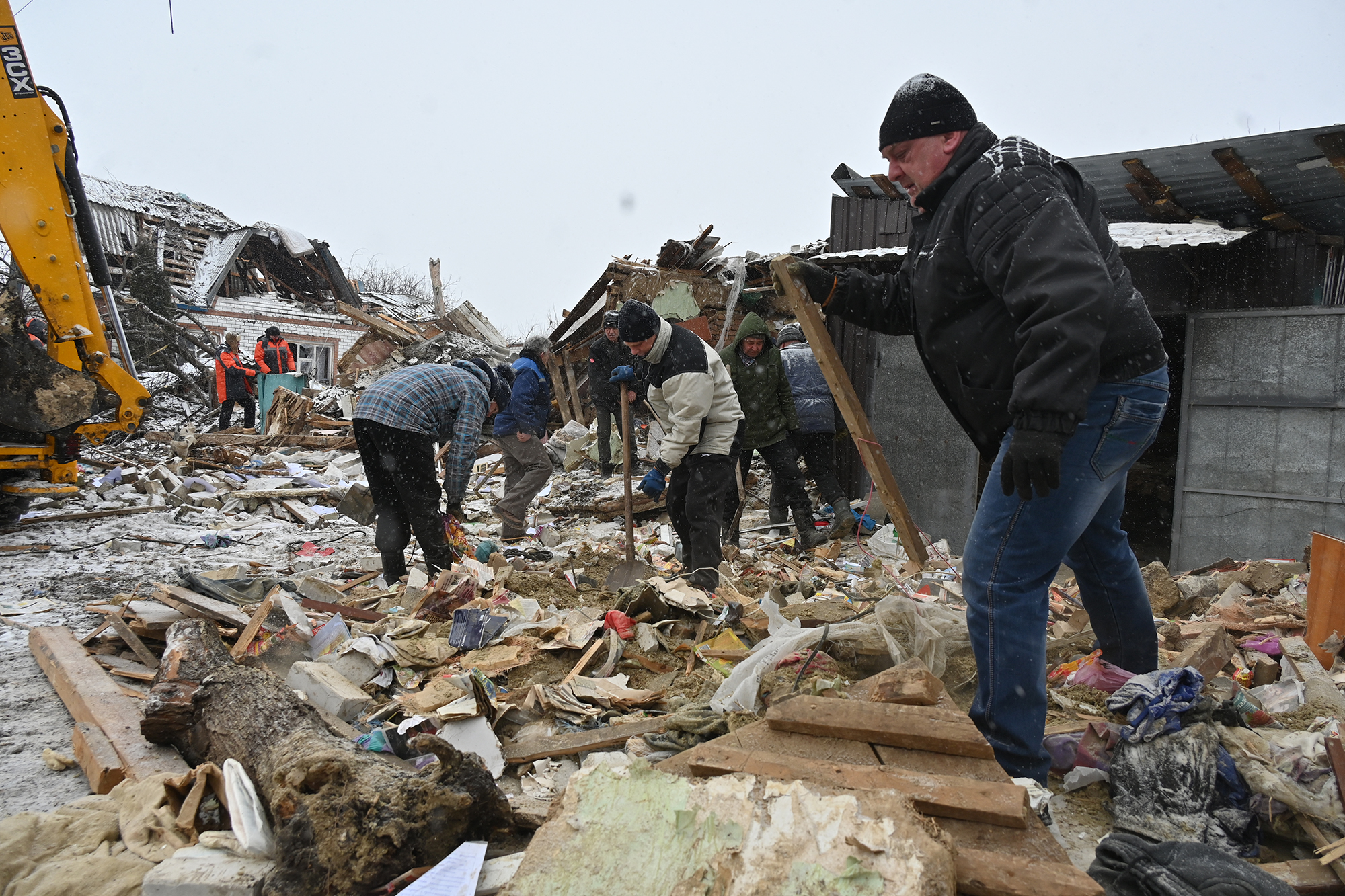 Aufräumarbeiten nach einem Luftangriff in der Region Charkiw