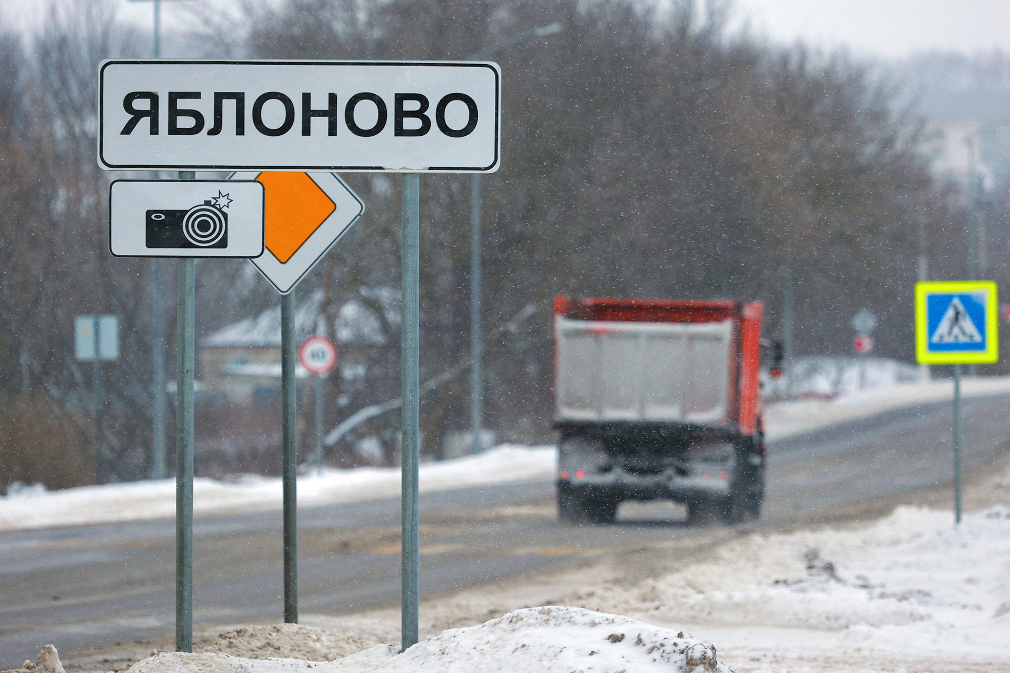 Die Maschine stürzte in der Nähe von Yablonovo ab (Bild: Stringer/AFP)