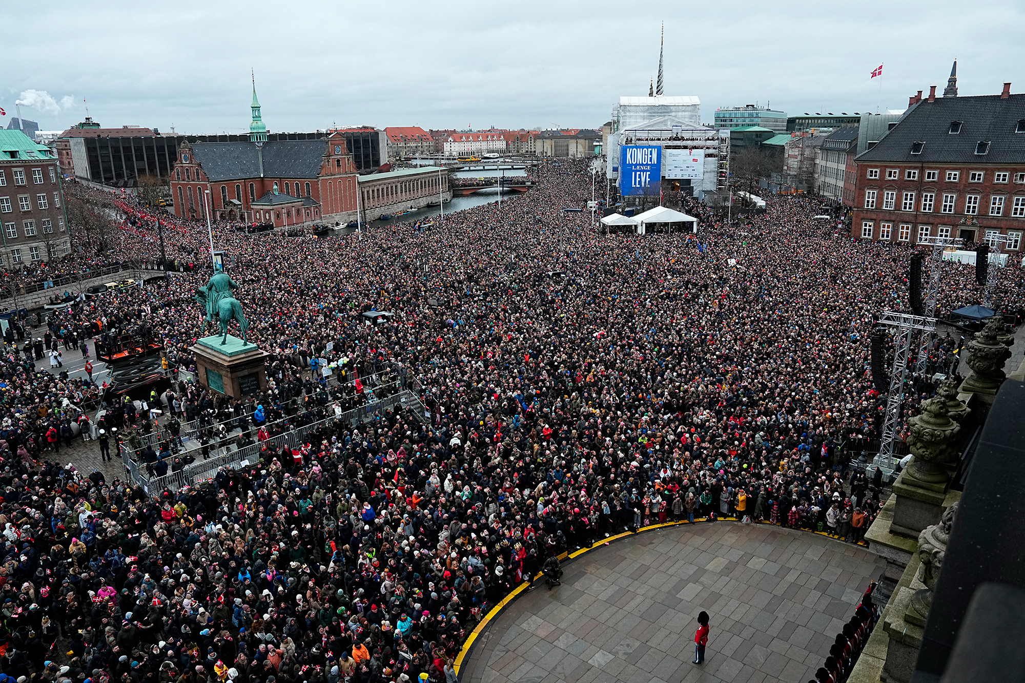 Tausende Menschen haben sich am Sonntag am Schloss Christiansborg in Kopenhagen versammelt (Bild: Mads Claus Rasmussen/Ritzau Scanpix/AFP)