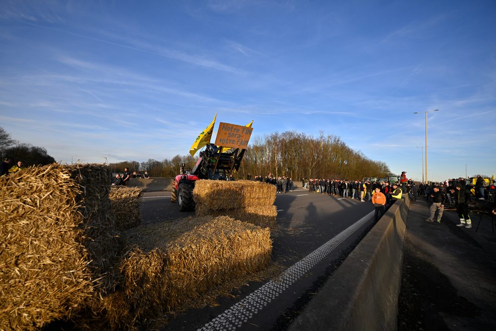 Bauernproteste: Landwirte blockieren das Autobahnkreuz Daussoulx (Bild: Eric Lalmand/Belga)