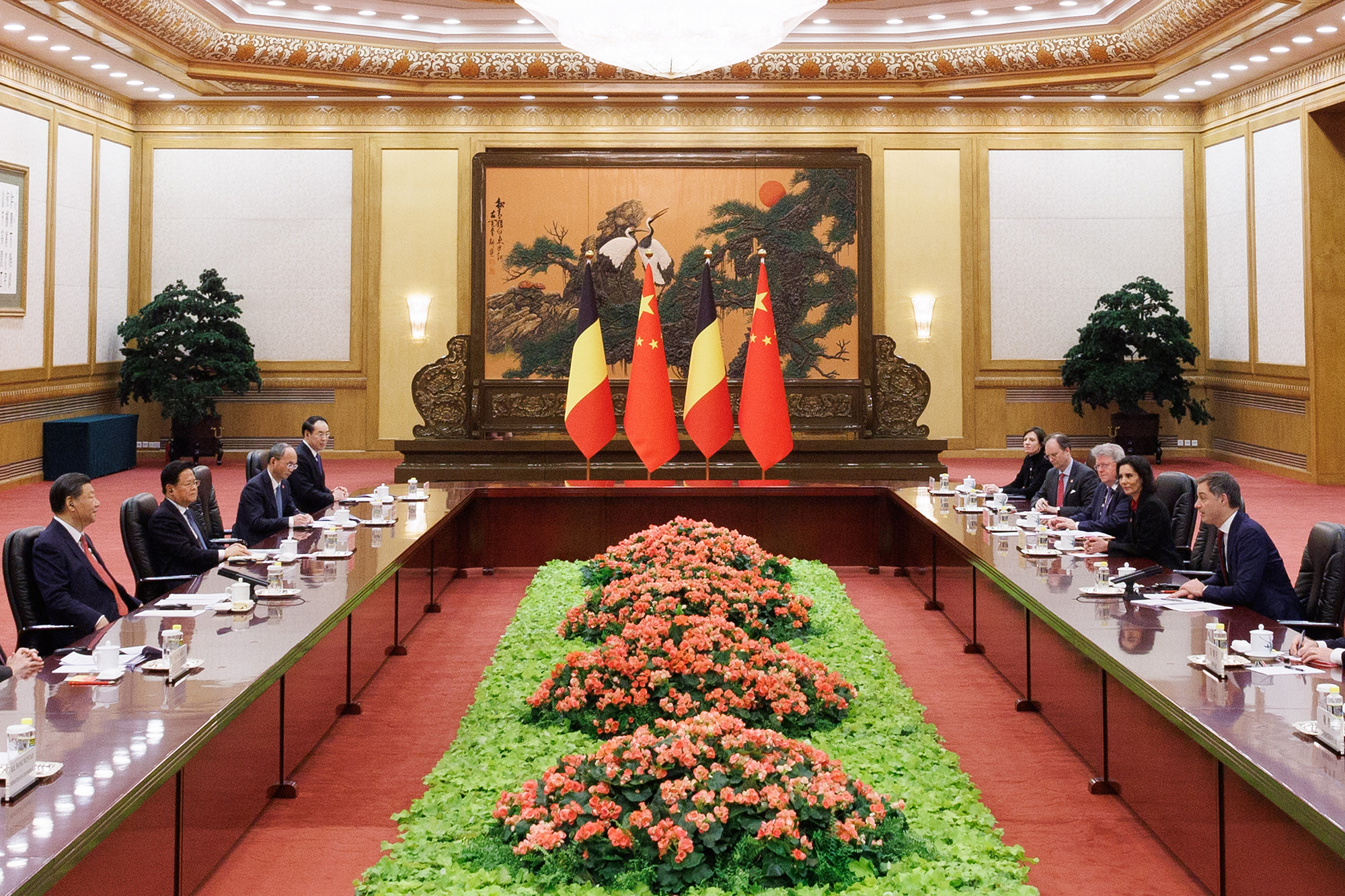 Premierminister Alexander De Croo und Außenministerin Hadja Lahbib im Gespräch mit Cjhinas Präsident Xi Jinping (Bild: Benoit Doppagne/Belga)