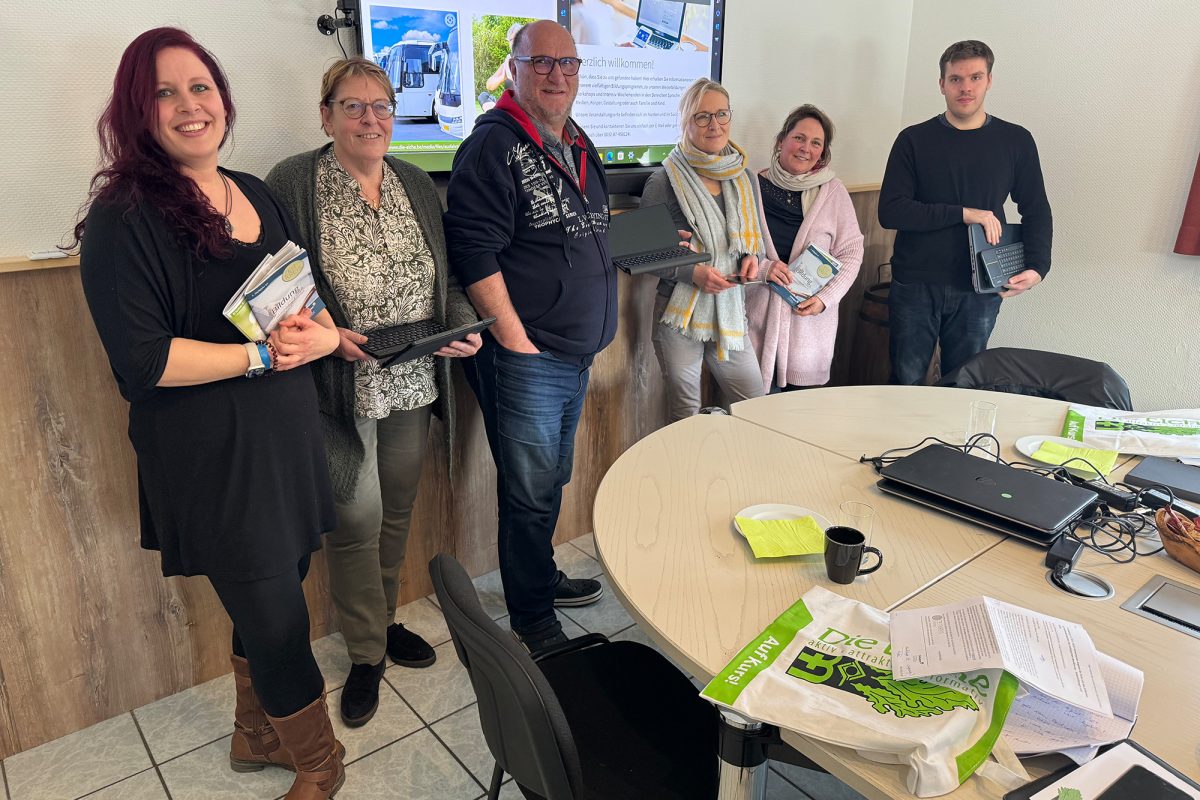 Kursleiterin Lisa Wester-Ripp (l.) und Zeitkreis-Geschäftsführerin Sonja Hoffmann (4vl) mit ihrem Team (Bild: Manuel Zimmermann/BRF)