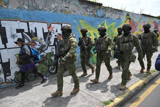 Angehörige der Elitetruppen der Armee patrouillieren durch die Straßen von Carapungo, einem beliebten Viertel im Norden von Quito (Bild: Stringer/AFP)