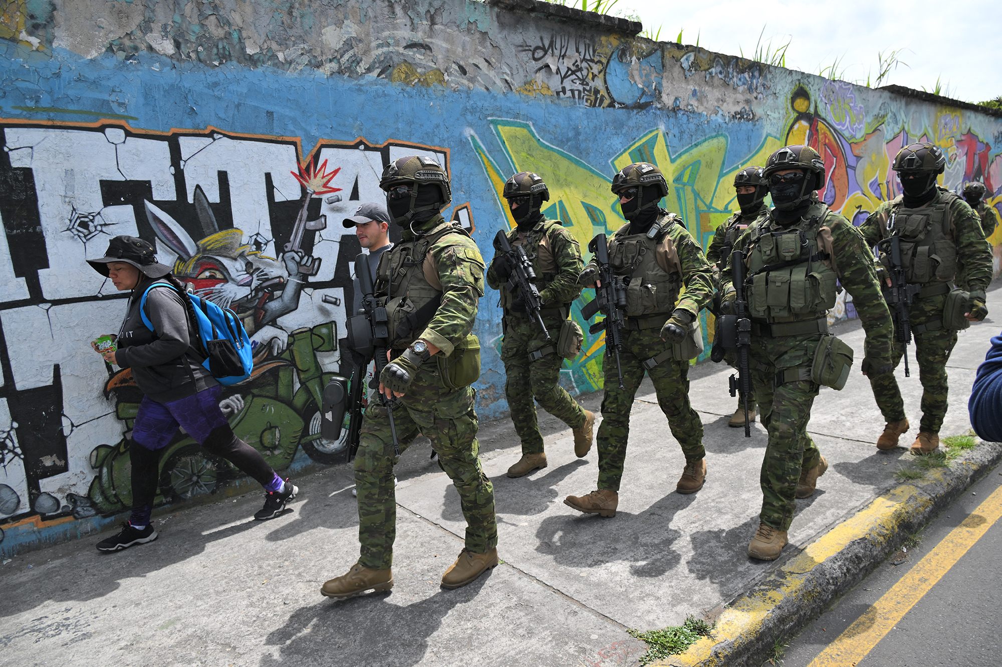 Angehörige der Elitetruppen der Armee patrouillieren durch die Straßen von Carapungo, einem beliebten Viertel im Norden von Quito (Bild: Stringer/AFP)