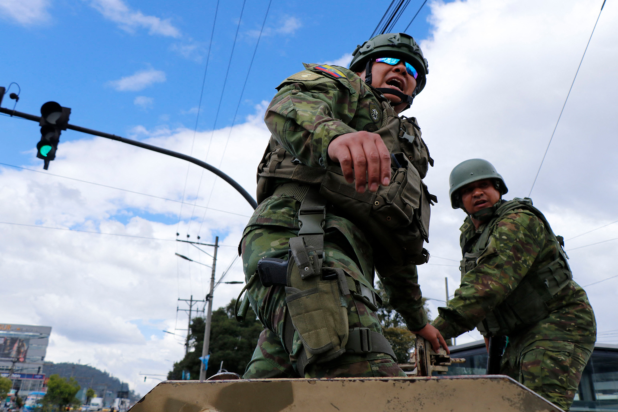 Streitkräfte patrouillieren in Ecuadors Hauptstadt Quito (Bild: Stringer/AFP)