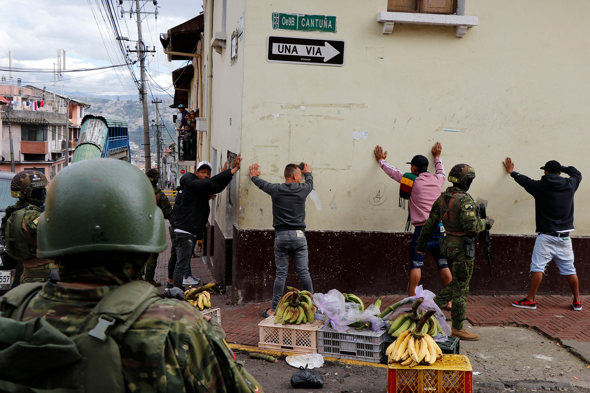 Soldaten überprüfen in Quito mehrere Verdächtige (Bild: Stringer/AFP)