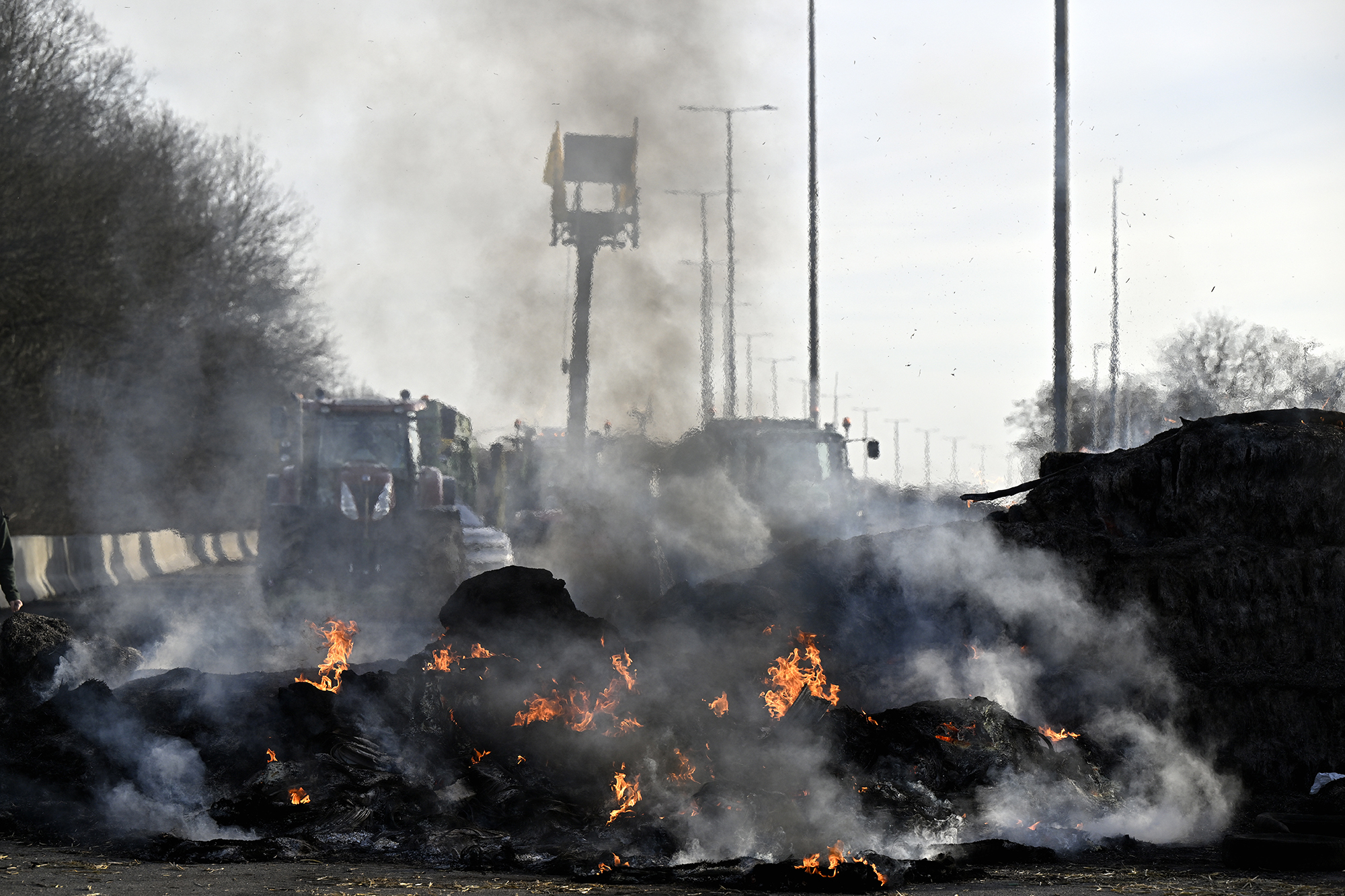 Feuer am Autobahnkreuz Daussoulx mit den Autobahnen E40 und E411 (Bild: Eric Lalmand/Belga)