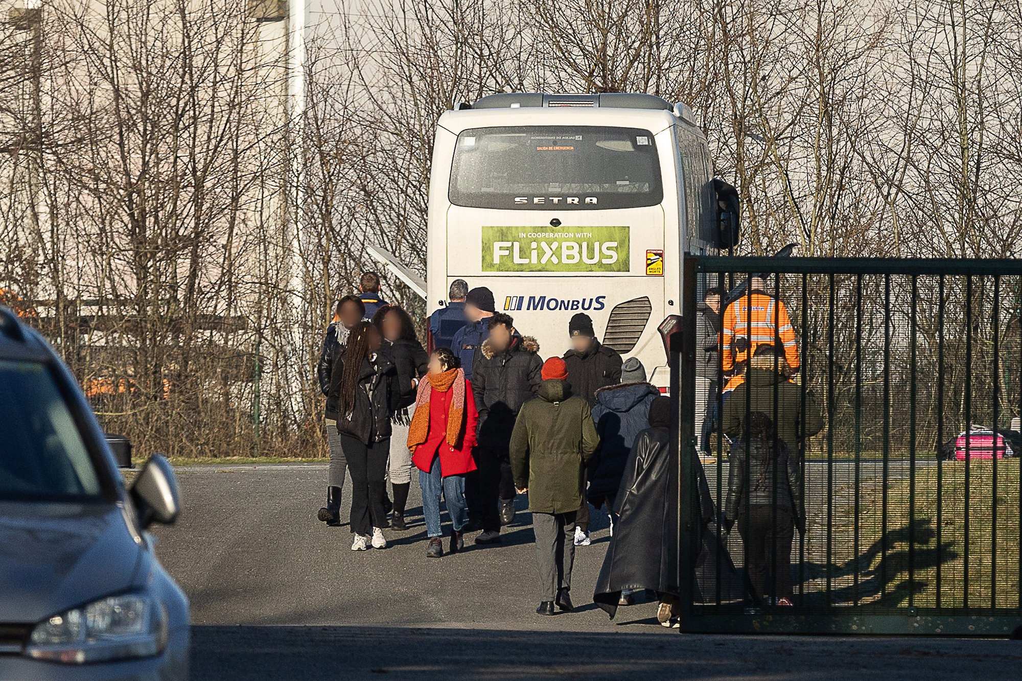 Der Flixbus auf dem Gelände der Polizeistation in Wetteren (Bild: James Arthur Gekiere/Belga)