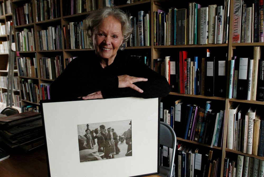 Françoise Bornet im April 2005 mit dem berühmten "Kuss am Rathaus"-Foto (Bild: EPA/Chamussy/Sipa)