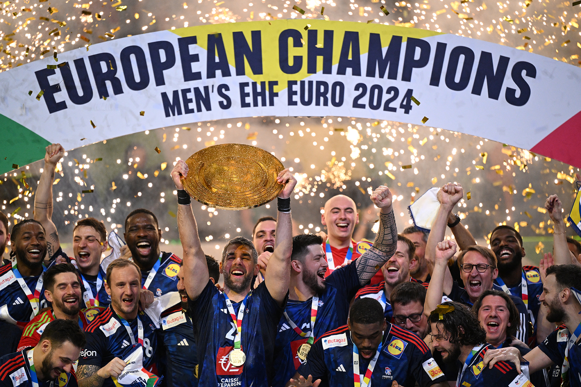 Frankreichs Mannschaft feiert mit dem Pokal nach dem Endspiel der Handball-Europameisterschaft der Männer zwischen Frankreich und Dänemark (Bild: Kirill Kudryavtsev/AFP)