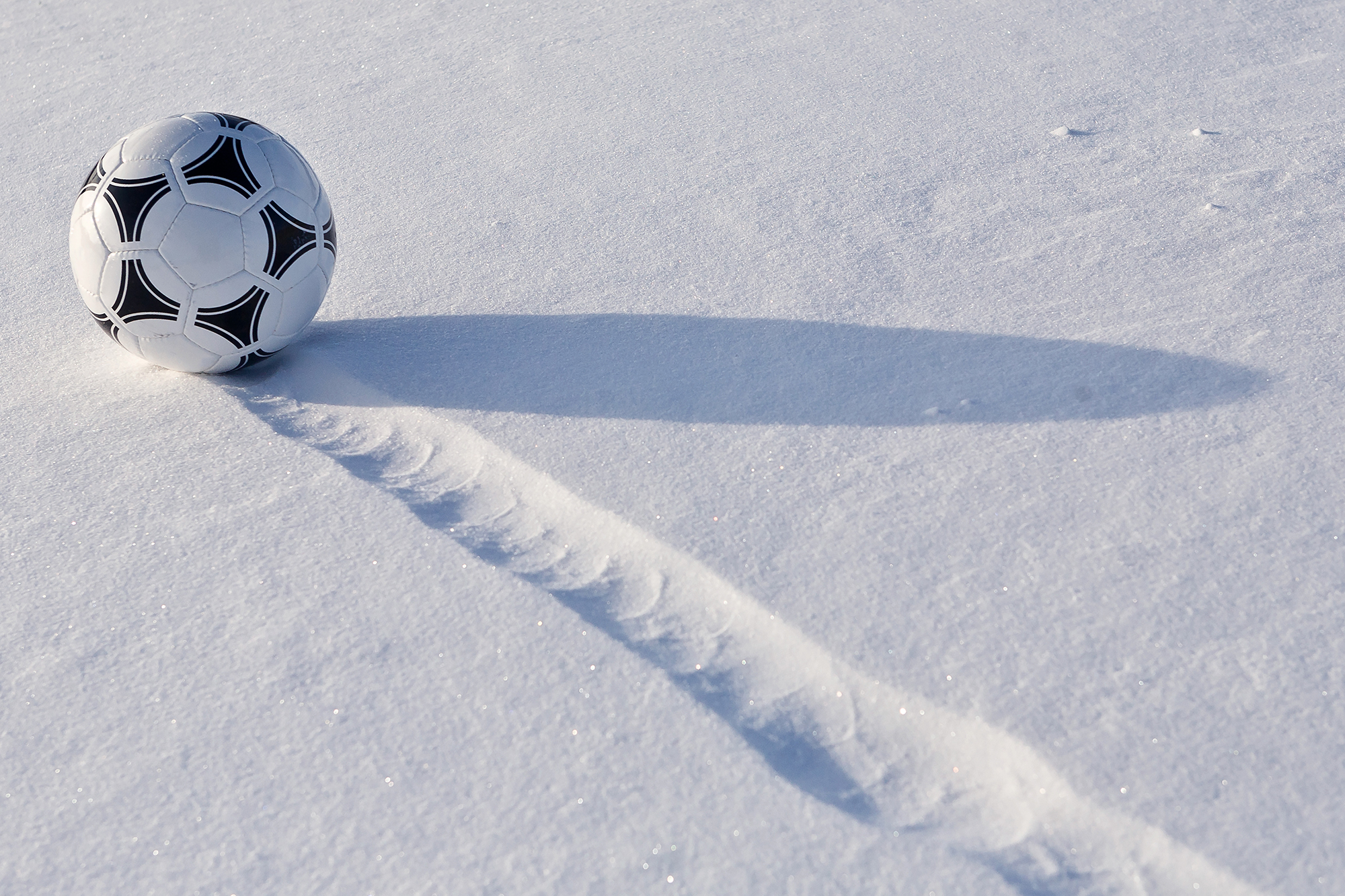 Fußball im Schnee (Illustrationsbild: © PantherMedia/SPLAV_SK)