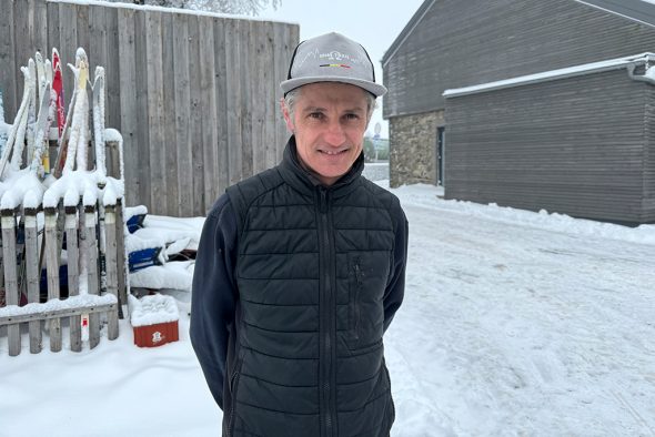 Kevin Nizet vom Skiverleih Baraque Michel: "Ich glaube, dass am Wochenende viele Menschen kommen werden - sowohl Skifahrer als auch Spaziergänger. Die Straßen werden geräumt sein. Der Schnee wird bleiben." (Bild: Dogan Malicki/BRF)
