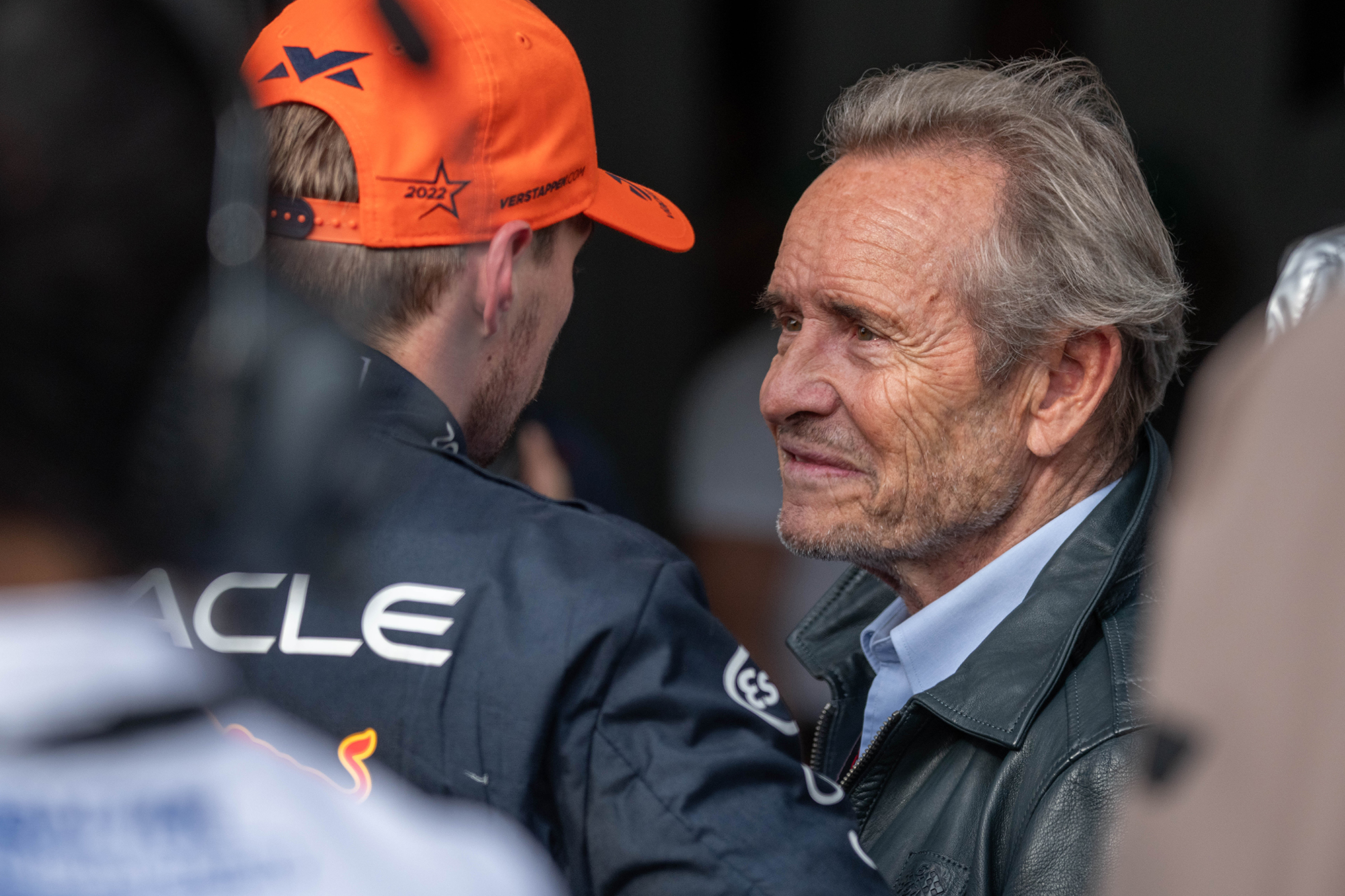 Jacky Ickx im Gespräch mit Max Verstappen beim Formel-1-Rennen von Spa 2023 (Bild: Jonas Roosens/Belga)