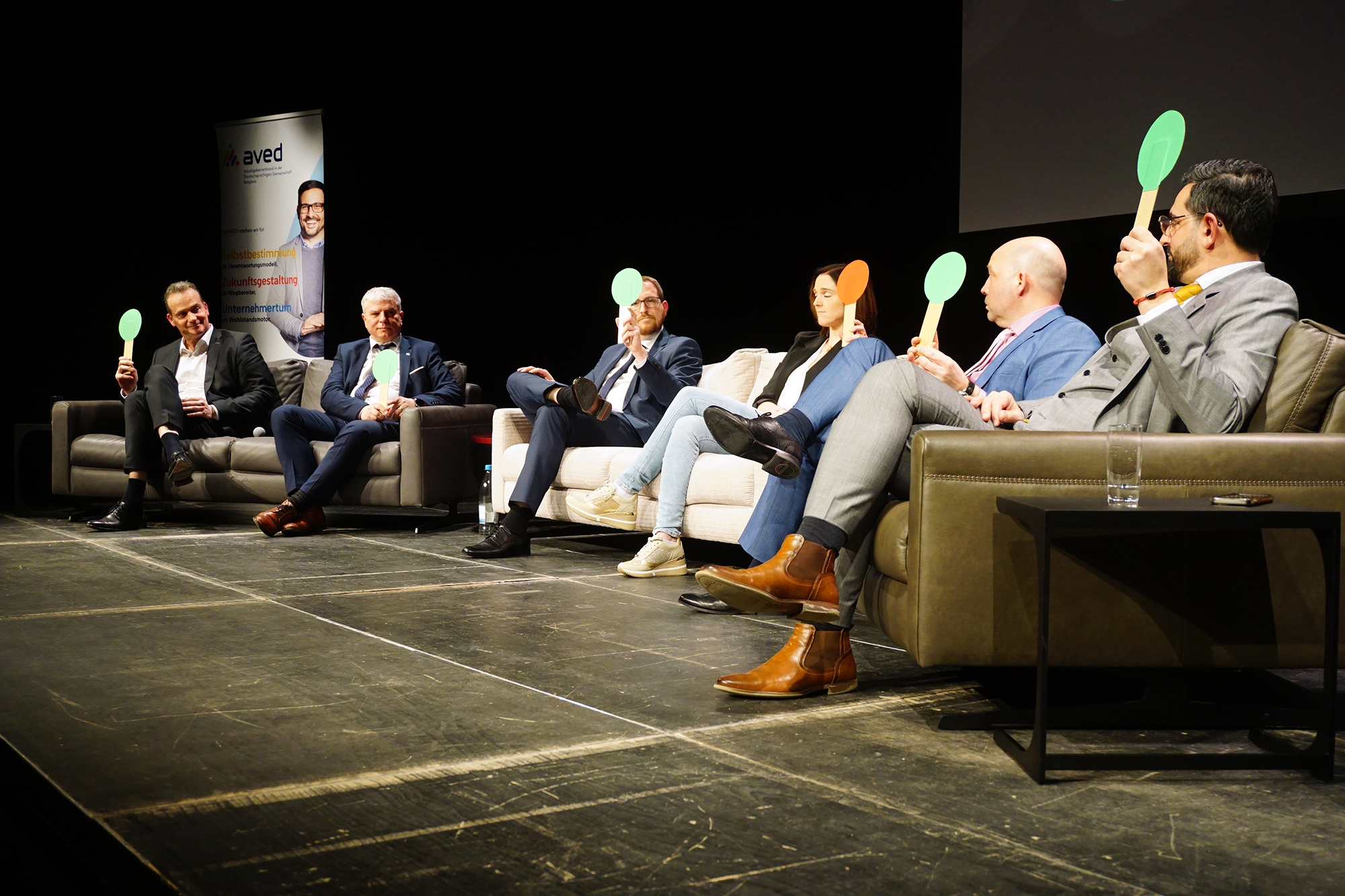 Neujahrsempfang Arbeitgeberverband und IHK - Die Spitzenkandidaten mussten zum Thema Wirtschaft Farbe bekennen: Oliver Paasch (ProDG), Gregor Freches (PFF), Jérôme Franssen (CSP), Fabienne Colling (Ecolo), Michael Balter (Vivant) und Antonios Antoniadis (SP) (Bild: Stephan Pesch/BRF)