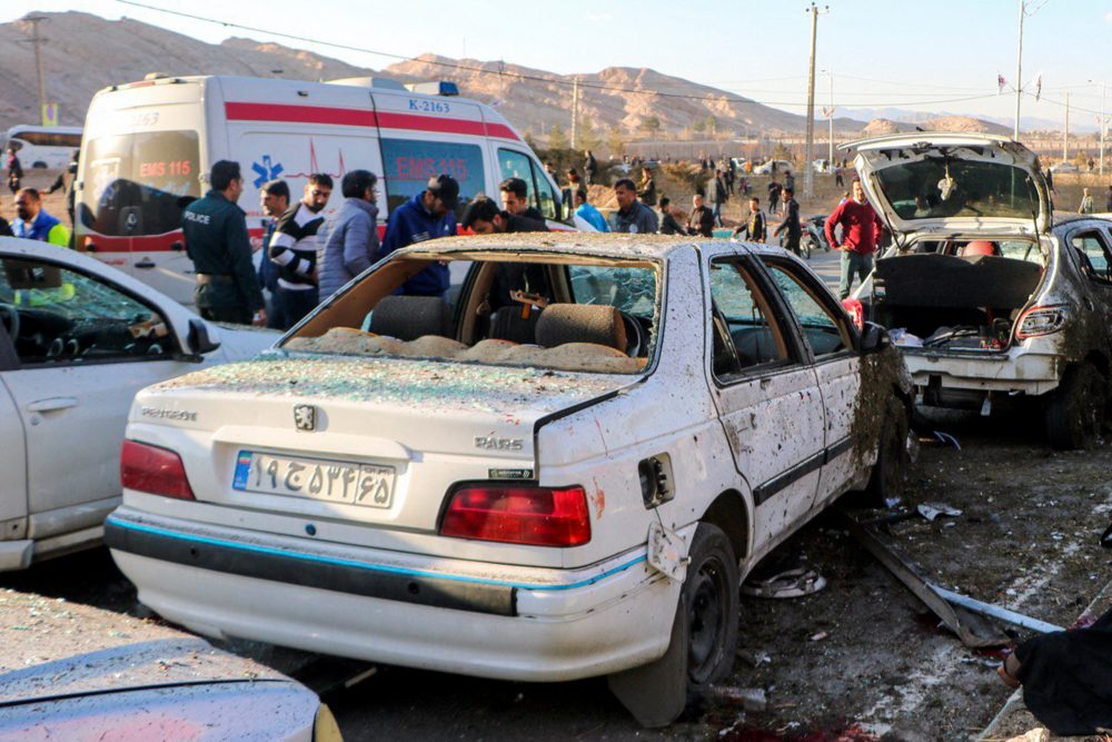 Zerstörte Autos und Rettungskräfte in der Nähe des Explosionsortes in Kerman am 3. Januar 2024 (Bild: Tasnim News/AFP)