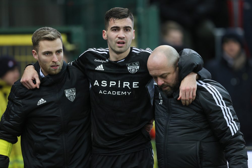 Jan Gorenc verlässt verletzt das Feld beim Spiel in Lüttich am 27. Januar 2023 (Bild: Bruno Fahy/Belga)