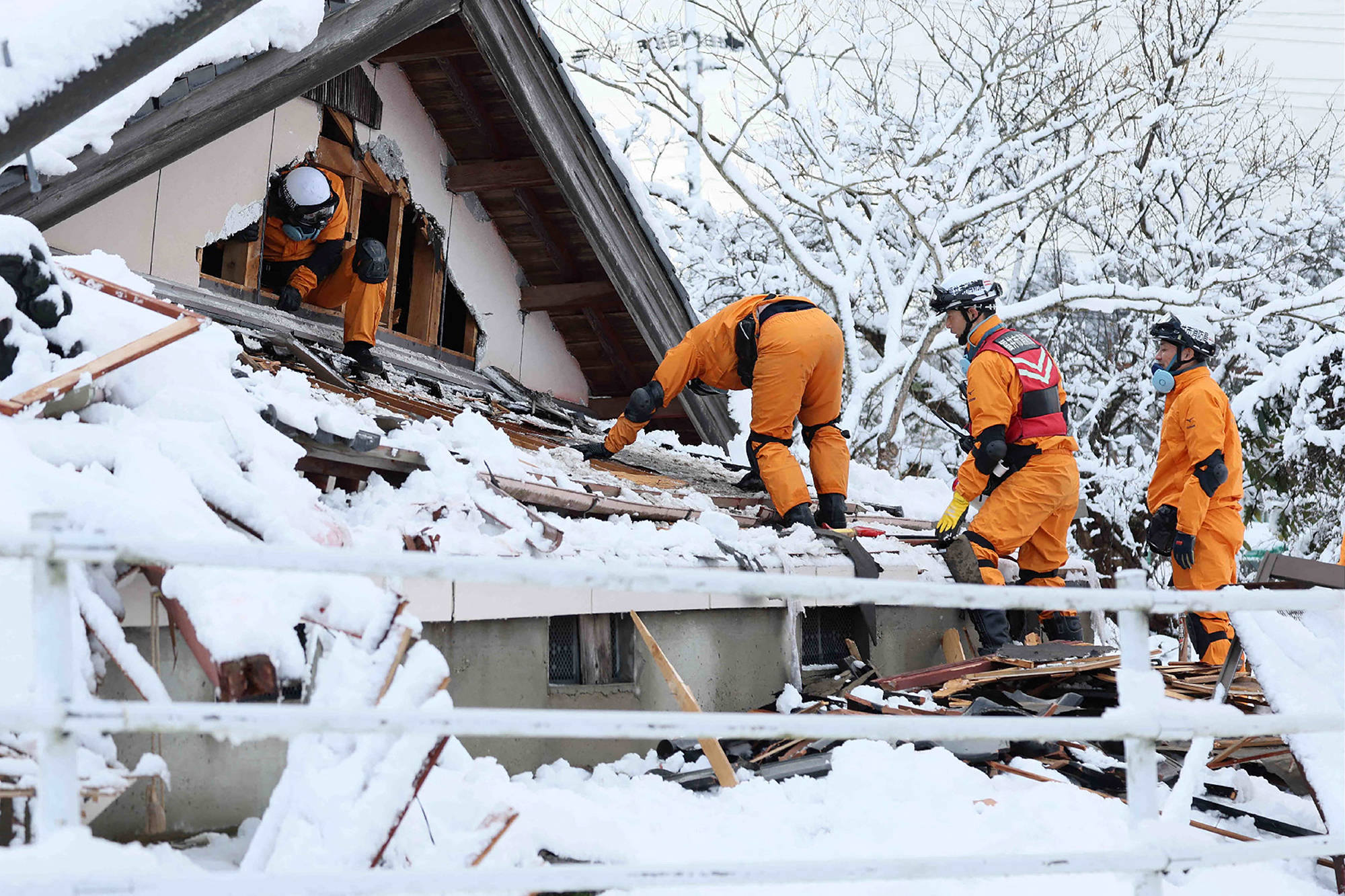 Rettungskräfte suchen in Japan nach Überlebenden unter den Trümmern (Bild: Jiji Press/AFP)