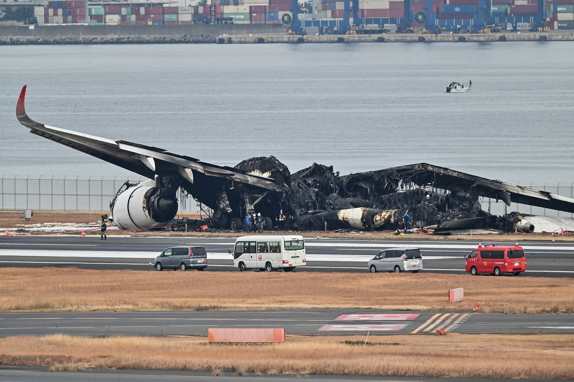 Flugzeugkollision auf Flughafen in Tokio (Bild: Richard A. Brooks/AFP)