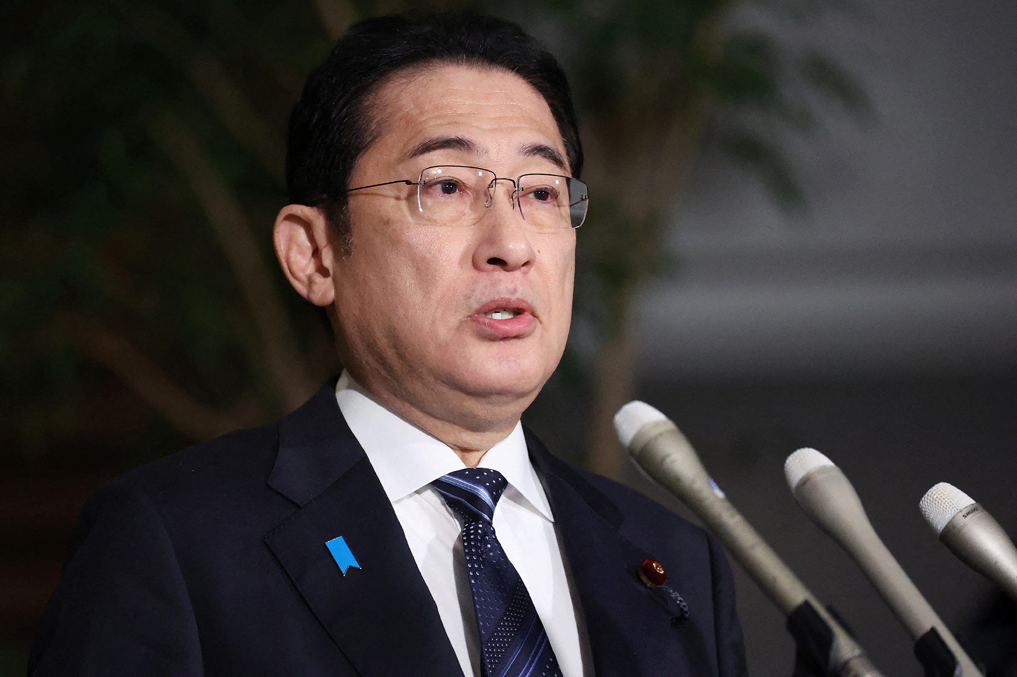 Japans Premier Fumio Kishida gibt Auskuft über das Erdbeben (Bild: STR/JiJi Press/AFP)