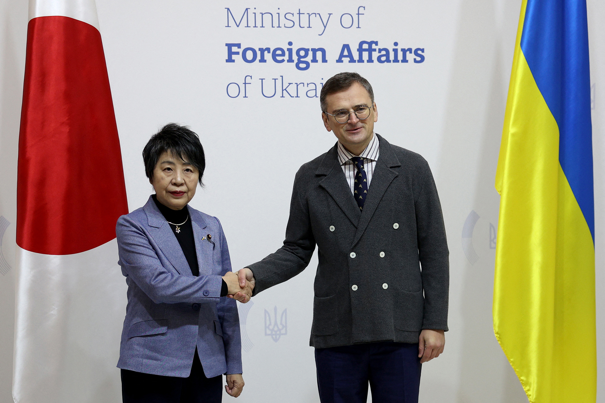 Der ukrainische Außenminister Dmytro Kuleba und die japanische Außenministerin Yoko Kamikawa (Bild: Anatolii Stepanov/AFP)