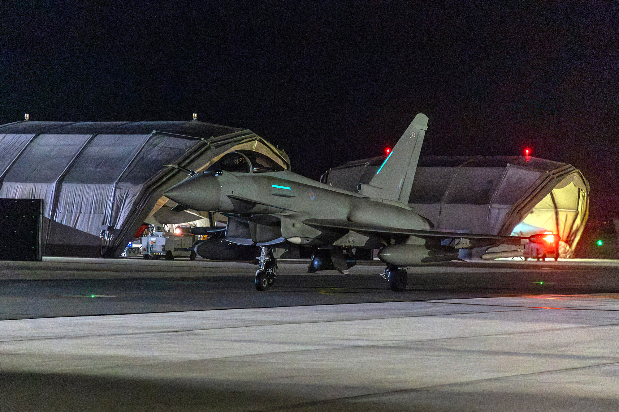Das vom britischen Verteidigungsministerium veröffentlichte Bild zeigt die Rückkehr von Kampfflugzeugen zum britischen Militärflugplatz RAF Akrotiri auf Zypern, nachdem sie am Morgen des 12. Januar militärische Ziele im Jemen getroffen haben (Bild: Sgt Lee Goddard/British Ministry of Defence/AFP)