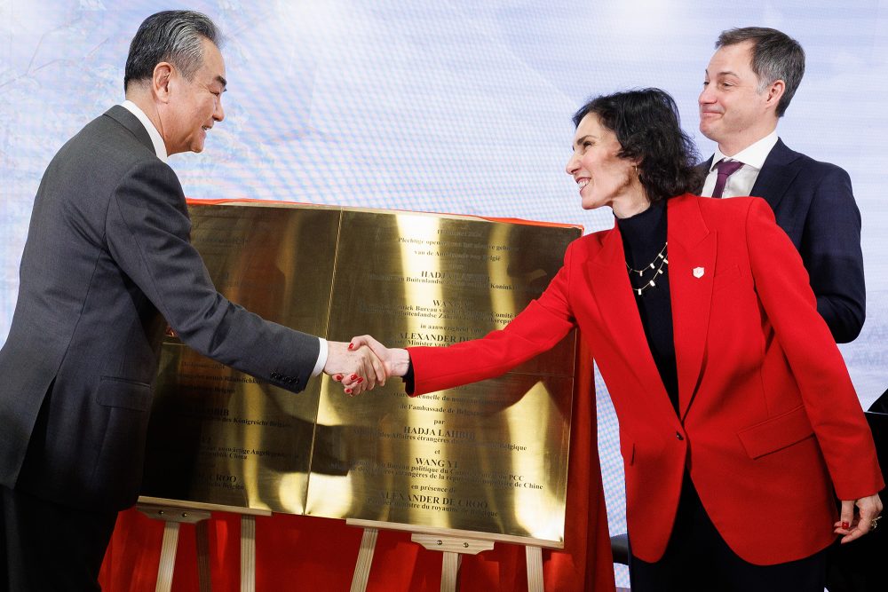 Der chinesische Außenminister Wang Yi mit der belgischen Außenministerin Hadja Lahbib und Premierminister Alexander De Croo (Bild: Benoit Doppagne/Belga)