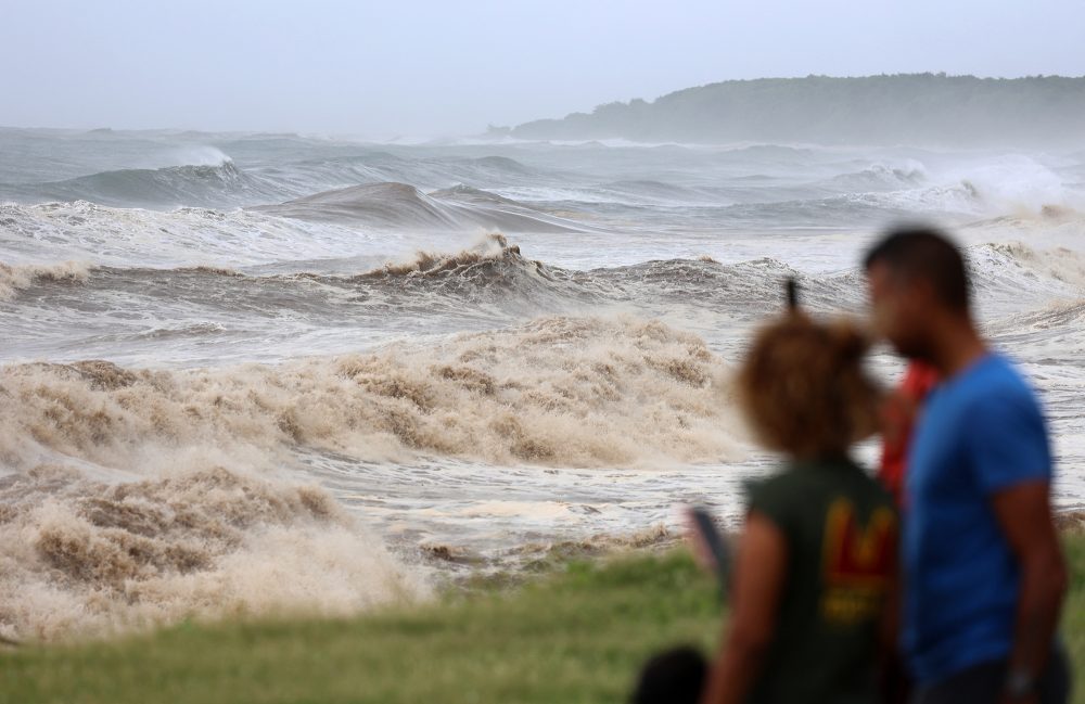 Stürmischer Ozean am Sonntag in Saint-Denis auf La Réunion (Bild: Richard Bouhet/AFP)