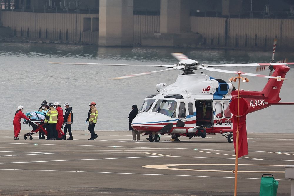 Lee Jae-Myung wird zum Rettungshubschrauber gebracht (Bild: Yonhap/AFP)