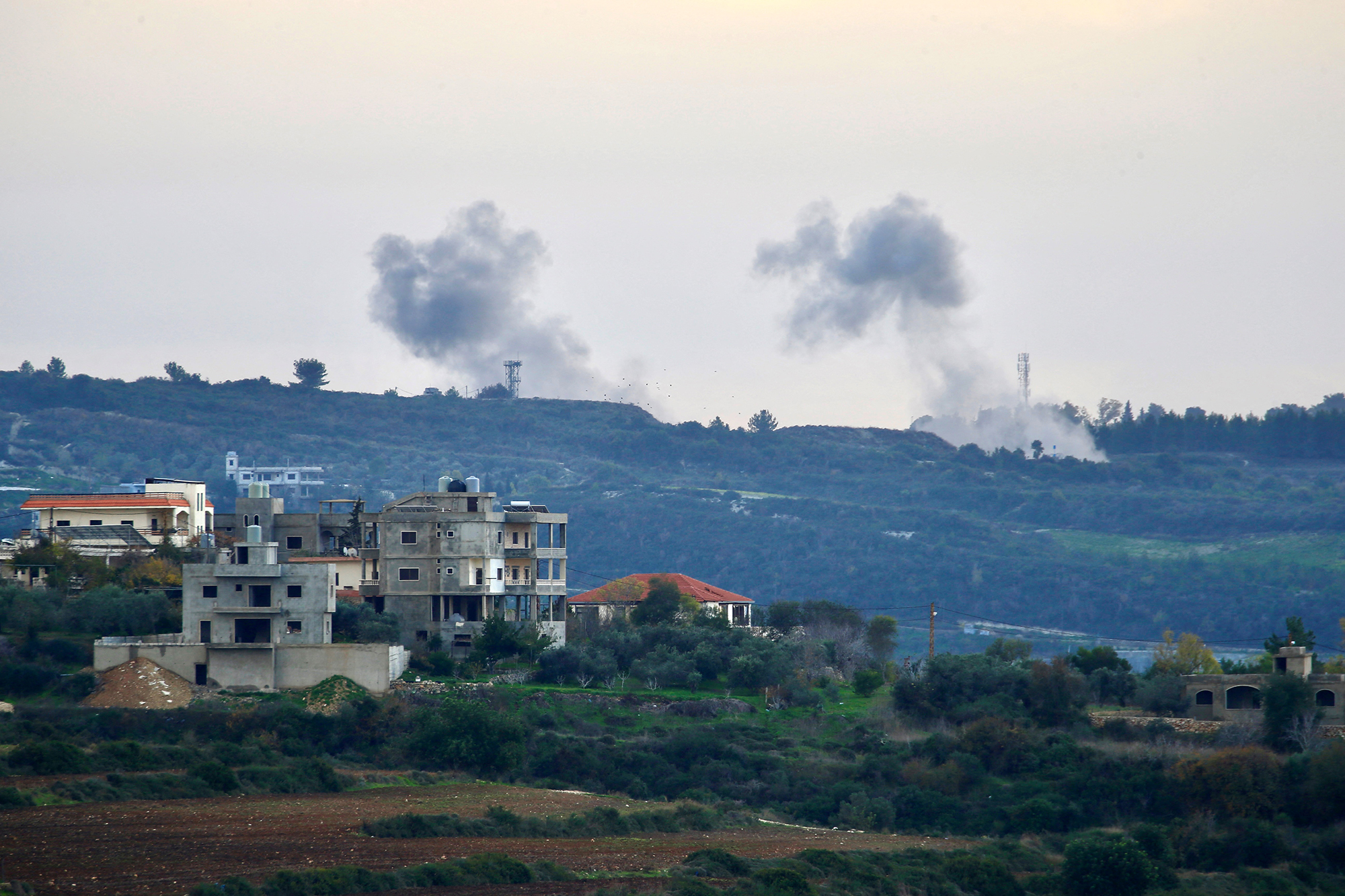 Rauch über einem Dorf an der israelisch-libanesischen Grenze (Bild: AFP)