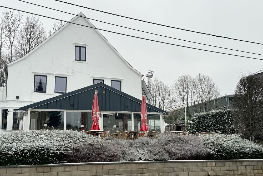 Das "Lighthouse" in Eupen mit dem Kehrwegstadion im Hintergrund (Bild: Christophe Ramjoie/BRF)