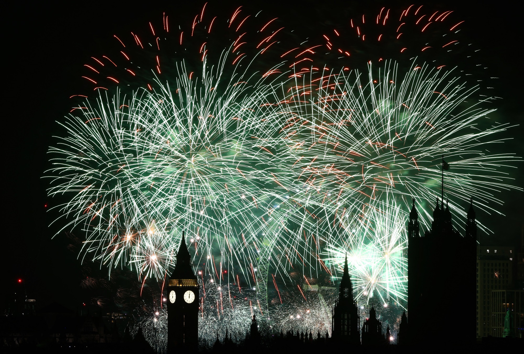 Feuerwerk über dem Big Ben in London (Bild: Henry Nicholls/AFP)