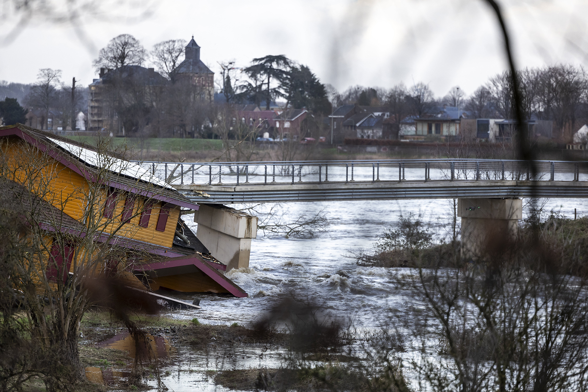 Beschädigtes Hausboot in Maastricht am 4. Januar (Bild: Marcel van Hoorn/ANP/AFP)