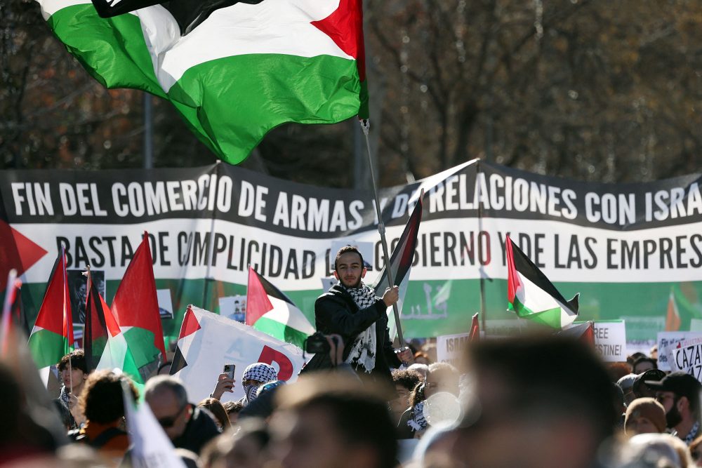 emonstranten in Madrid fordern "Stopp des Völkermords in Palästina" (Bild: Pierre-Philippe Marcou/AFP)