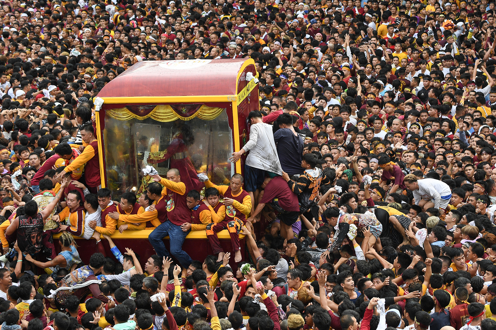 Philippinische Katholiken feiern Mega-Prozession (Bild: Ted Aljibe/AFP)