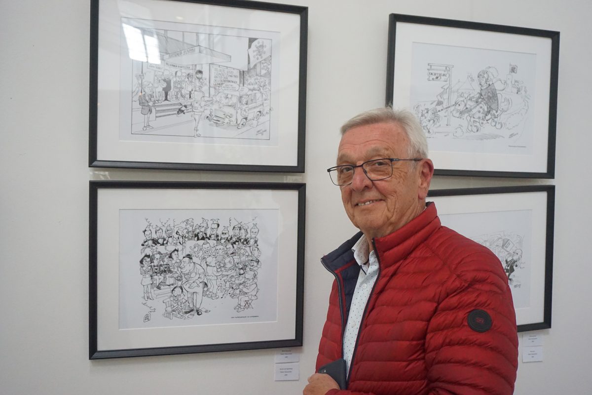 Mathieu Grosch in der Karikaturenausstellung zu 50 Jahren Autonomie im BRF-Funkhaus (Bild: Stephan Pesch/BRF)